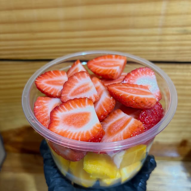 Pote de frutas com morangos da Ifruts